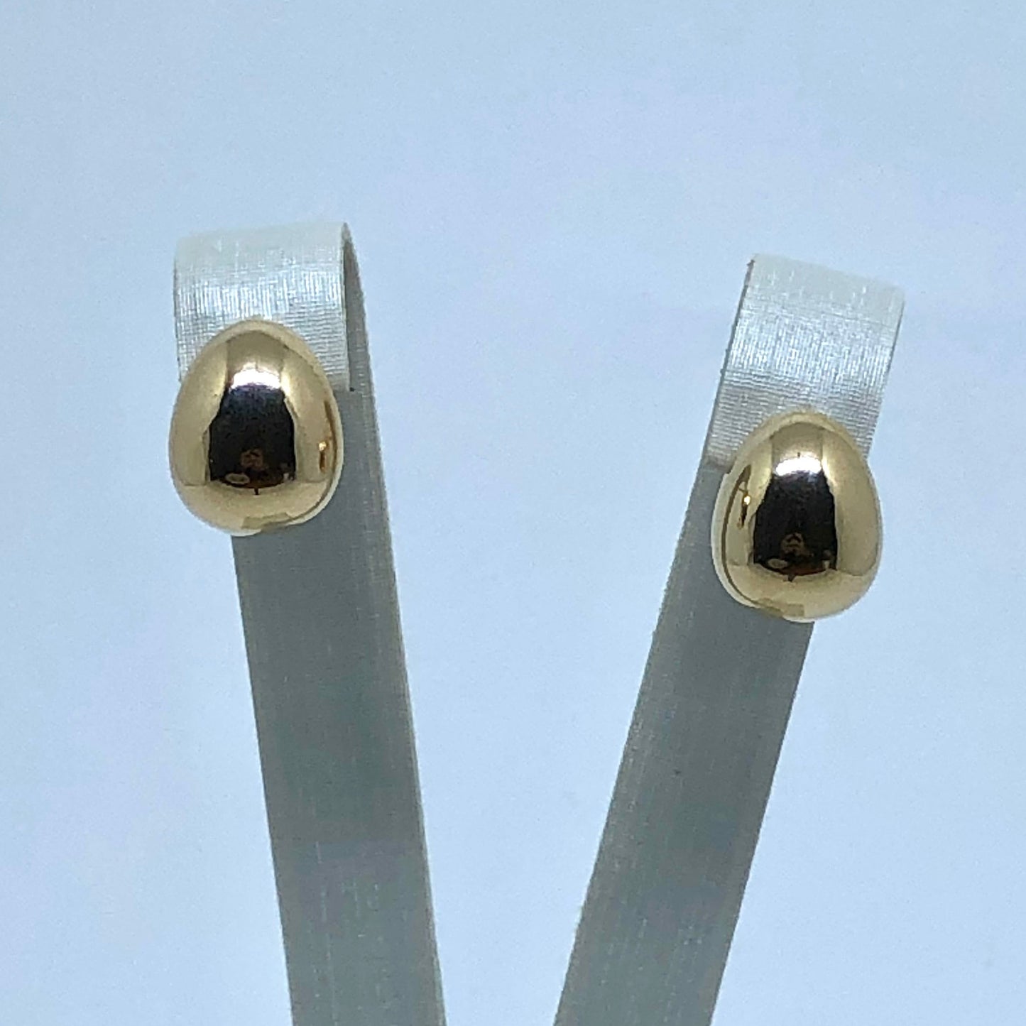 Brincos em formato de gota, disponíveis em banho de ouro 18k e banho de ródio