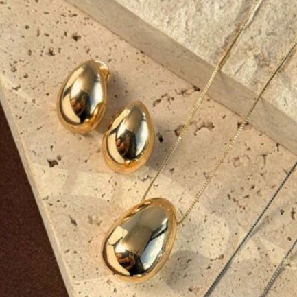 Brincos em formato de gota, disponíveis em banho de ouro 18k e banho de ródio